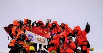 成功登顶!中国测量登山队再测珠峰“身高”