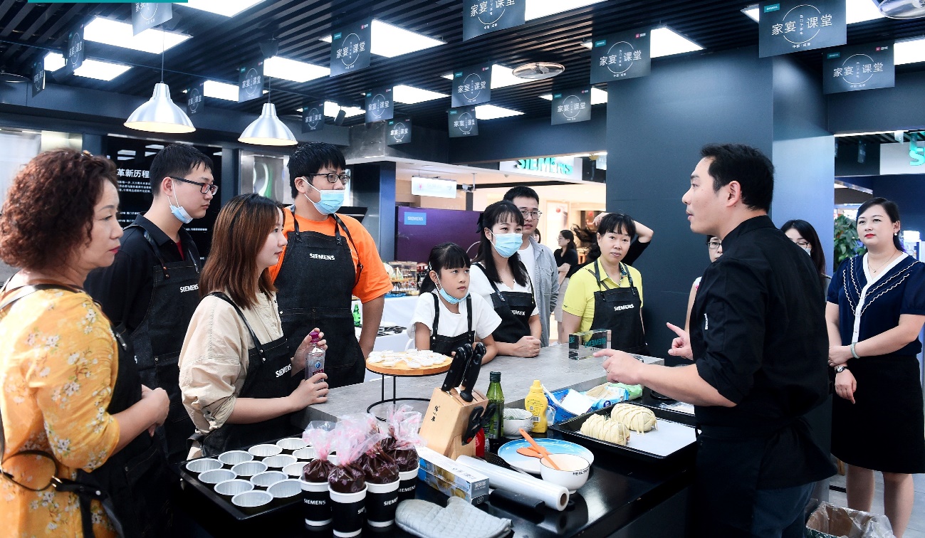 一群人站在桌子前切蛋糕
中度可信度描述已自动生成