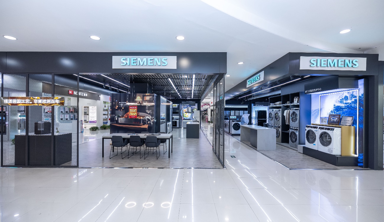 商店的玻璃窗
中度可信度描述已自动生成