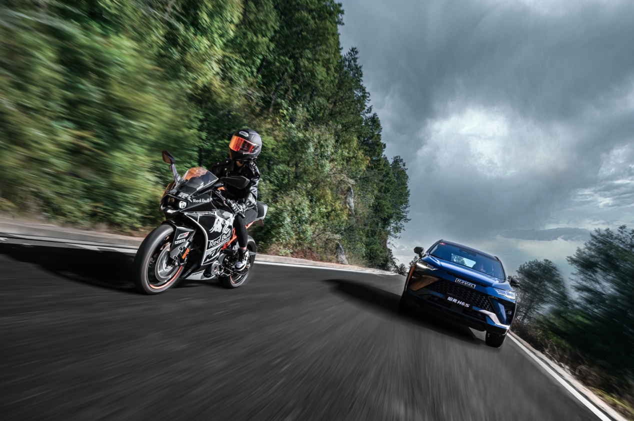 人骑着摩托车在路上行驶

描述已自动生成